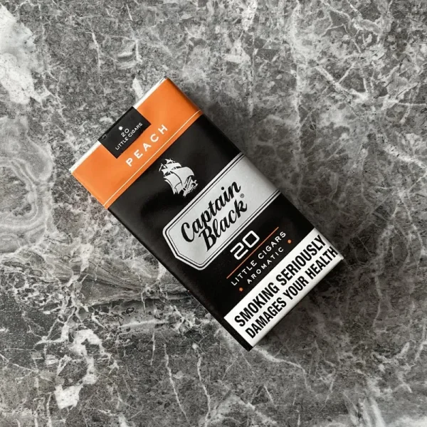 Captain Black Peach Sigara paketi, şeftali aromalı özel karışımı ve şık tasarımı ile dikkat çekiyor.