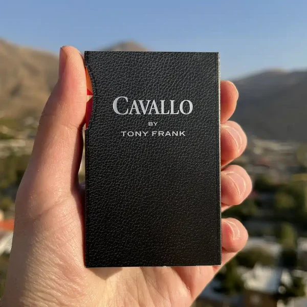 Cavallo by Tony Frank Sigara paketi, özel tasarımı ve premium tütün karışımı ile dikkat çekiyor.