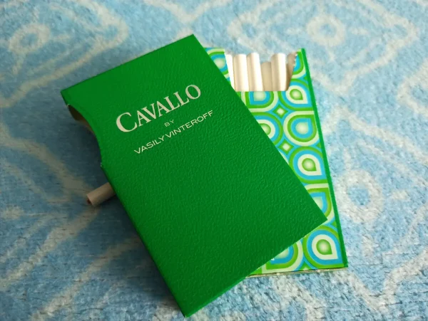 Cavallo By Vasily Vinteroff Sigara paketi, mentol ferahlığı ve özel tasarımı ile dikkat çekiyor.