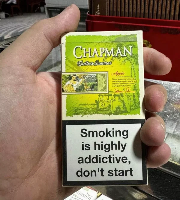 Chapman Endless Summer Green Slim Sigara, taze yeşil elma aromasının ferahlatıcı etkisiyle mükemmel bir içim deneyimi sunar. İnce tasarımıyla şık ve zarif bir seçenek oluşturur.
