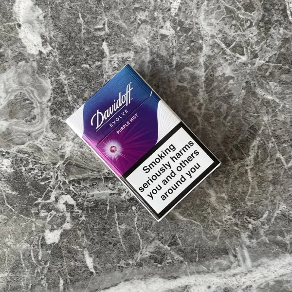 Davidoff Purple Mist Sigara paketi, böğürtlen aroması ve şık tasarımı ile dikkat çekiyor.