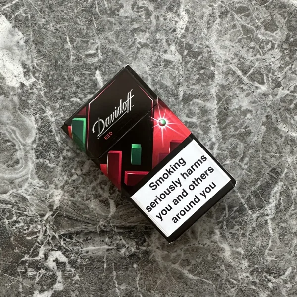Davidoff Red Sigara paketi, karpuz ve mentol aroması ile dikkat çekiyor.