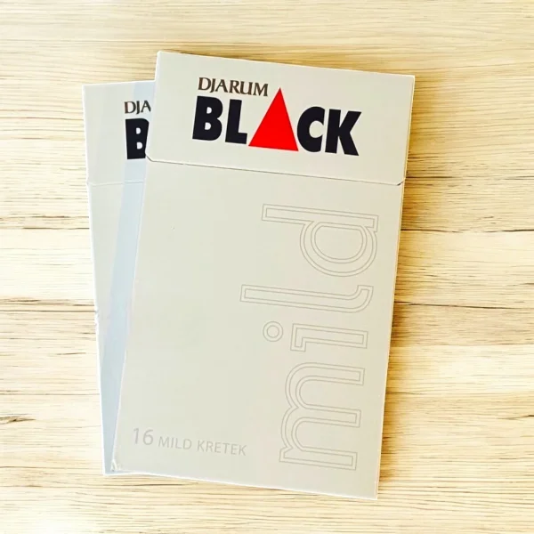 Djarum Black Mild Sigara paketi, hafif içimi ve özel tütün karışımı ile dikkat çekiyor.