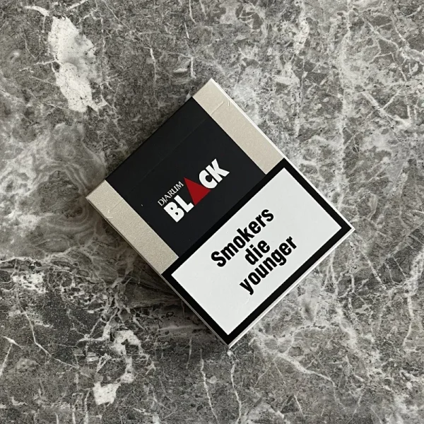 Djarum Black Supersmooth Sigara paketi, pürüzsüz içimi ve özel tütün karışımı ile dikkat çekiyor.