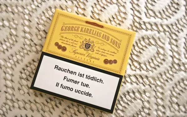 George Karelias And Sons Superior Virginia Sigara paketi, üstün Virginia tütünü ve klasik tadı ile dikkat çekiyor.