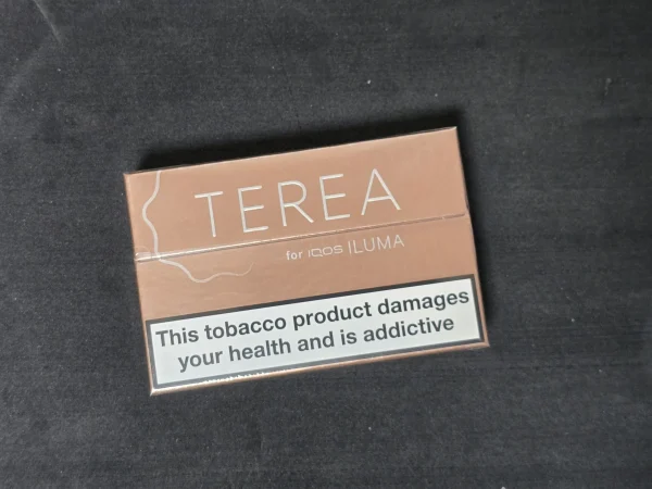 IQOS Terea Teak, sıcak ve ahşapsı lezzetiyle dikkat çeken bir ısıtılan tütün ürünüdür. Zengin aromasıyla sigara severlere derin bir içim deneyimi sunar.