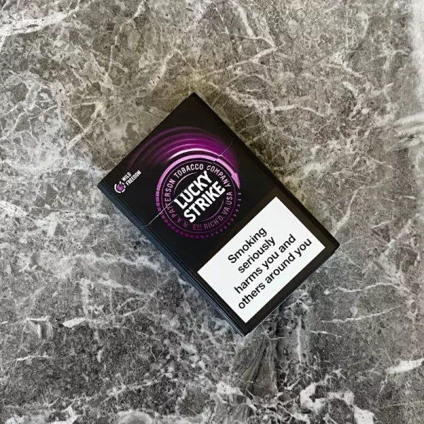 Lucky Strike Wild Freedom Sigara paketi, yabanmersini aroması ve özgürlük teması ile dikkat çekiyor.