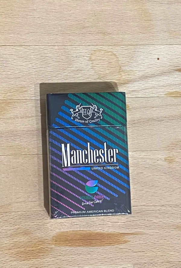 Manchester Double Drive Sigara, böğürtlen ve mentol aromasının ferahlatıcı birleşimiyle eşsiz bir içim deneyimi sunar. Meyvemsi tatlar ve mentolün serinletici etkisi her içimde tatmin edici bir lezzet bırakır.