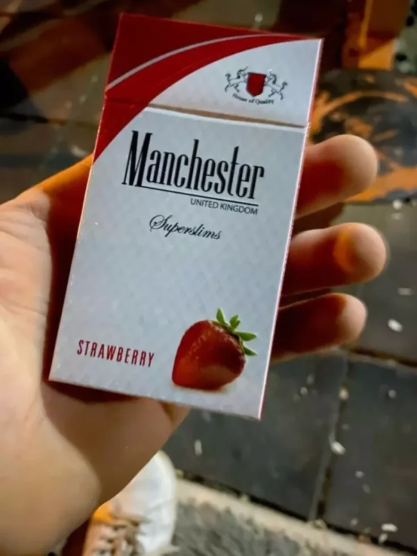Manchester Superslims Strawberry Sigara, tatlı çilek aromasının canlı etkisini her içimde sunar. Meyvemsi tatlar ve çileğin doğal lezzetiyle keyifli bir içim deneyimi sağlar.