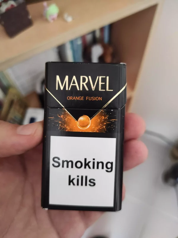 Marvel Orange Fusion Sigara paketi, portakal aroması ve ferahlık sunan etkisi ile dikkat çekiyor.