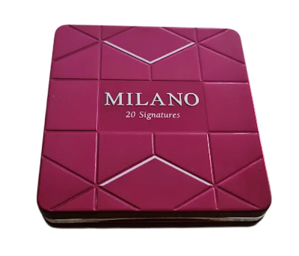 Milano 20 Signatures Red Grape aromalı sigara paketi, kırmızı üzüm temasıyla tasarlanmış şık bir ambalaja sahiptir. Bu görsel, ürünün ambalaj tasarımını ve marka kimliğini yansıtmaktadır.
