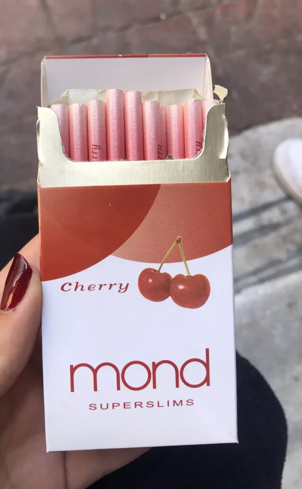 Mond Cherry Superslim Sigara, kirazın tatlı ve meyvemsi aromasını her içimde sunarak ferahlatıcı bir içim deneyimi sağlar. İnce tasarımı ve şık yapısıyla zarif bir seçenek oluşturur.
