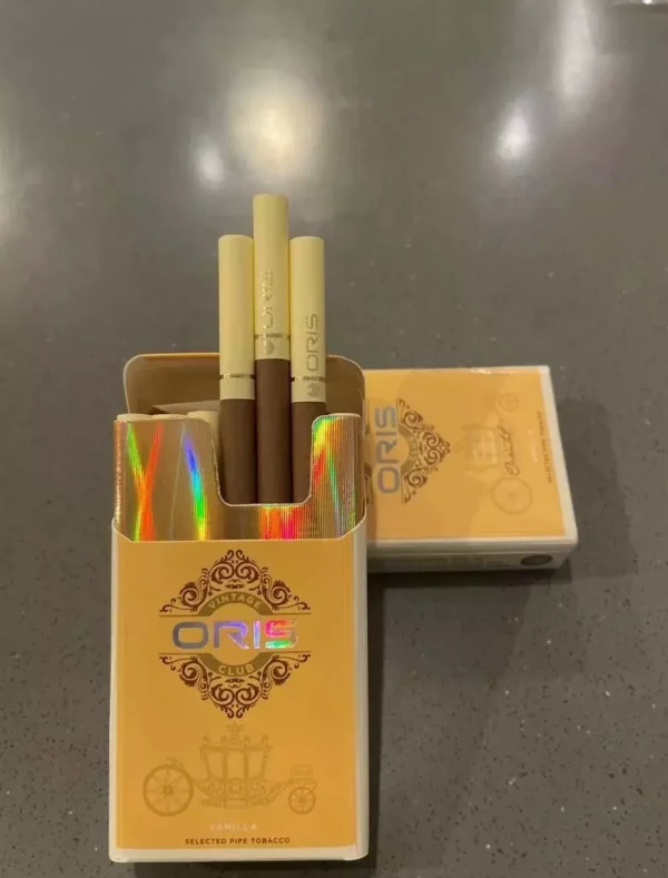 Oris Vintage Club Vanilla Slim Sigara, vanilya aromasının tatlı ve yumuşak etkisini her içimde sunar. Vanilyanın zarif lezzetiyle keyifli bir içim deneyimi sağlar.