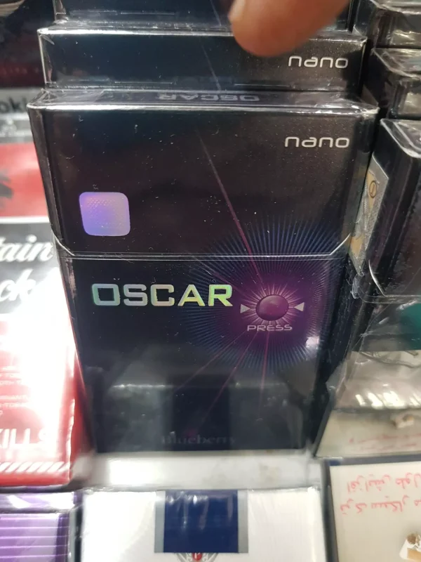 Oscar Nano Blueberry Sigara, yabanmersini aromasının tatlı ve meyvemsi etkisini sunar. İnce tasarımı ve zarif duruşuyla şık bir seçenek oluşturur.