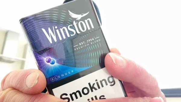 Winston Blender Double Click Sigara, böğürtlen ve mentol aromalarının mükemmel birleşimiyle tazeleyici ve tatlı bir içim deneyimi sunar. Çift kapsül teknolojisi ile kişiselleştirilmiş lezzet keyfi sağlar.